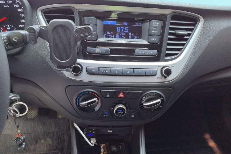 Used Hyundai Verna (new generation) 2016 1.4L Manual Cool Edition GLS Audio And AC Panel