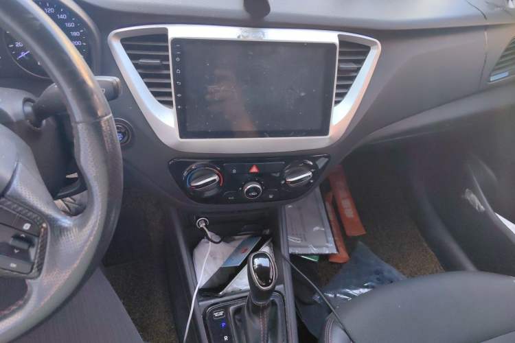 Used Hyundai Verna (new generation) 2016 1.4L Automatic Sport Edition Audio And AC Panel