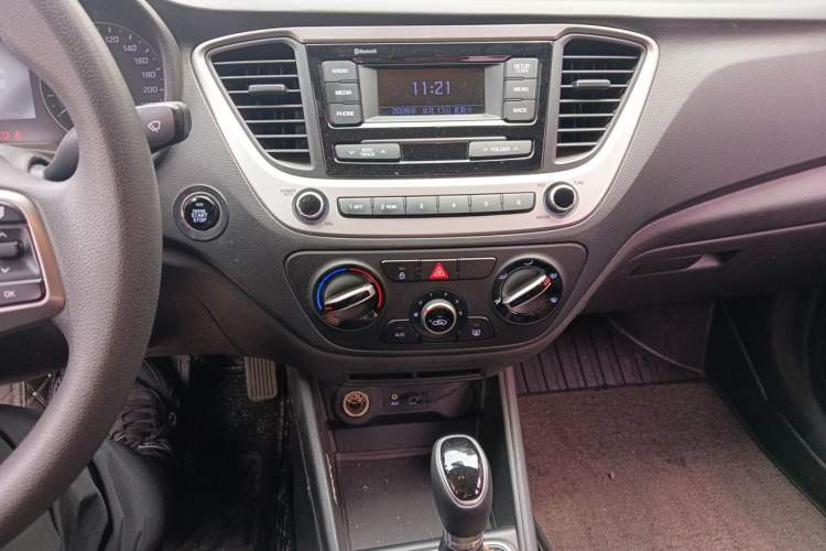 Used Hyundai Verna (new generation) 2016 1.4L Automatic Elite Edition TOP Audio And AC Panel