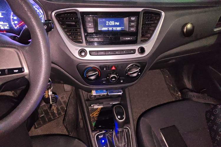 Used Hyundai Verna (new generation) 2016 1.4L Automatic Cool Edition GLS Audio And AC Panel