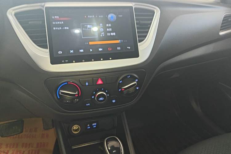 Used Hyundai Verna (new generation) 2016 1.4L Automatic Cool Edition GLS Audio And AC Panel