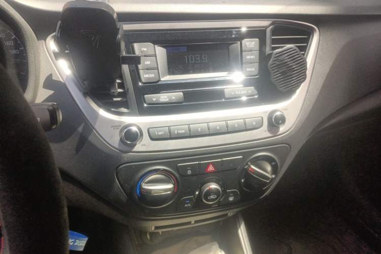 Used Hyundai Verna (new generation) 2016 1.4L Automatic Cool Edition GLS Audio And AC Panel