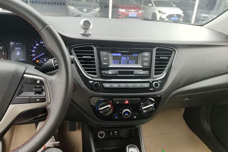 Used Hyundai Verna (new generation) 2016 1.4L Automatic Sport Edition Audio And AC Panel