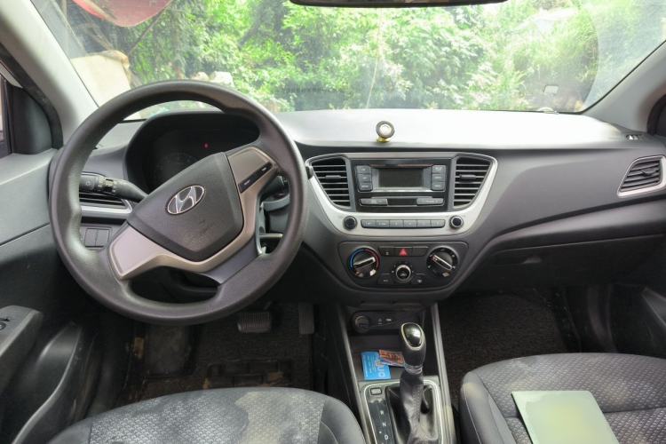 Used Hyundai Verna (new generation) 2016 1.4L Automatic Cool Edition GLS Center Console
