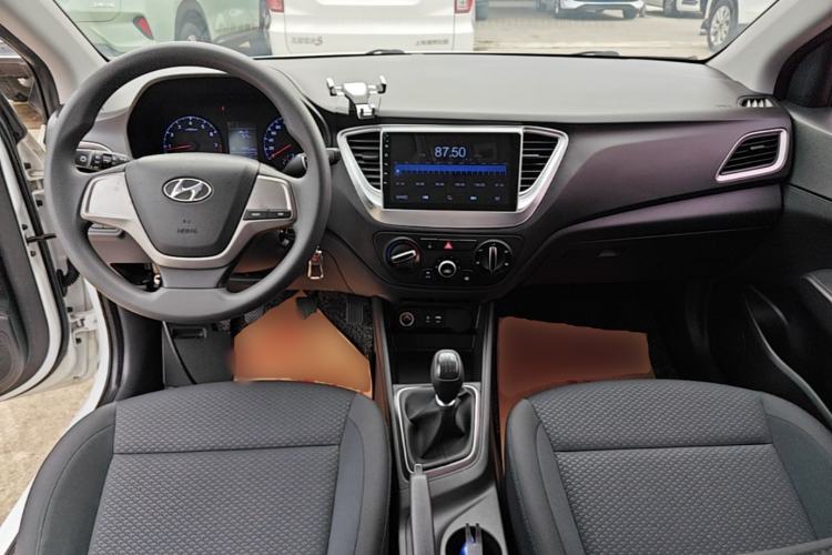 Used Hyundai Verna (new generation) 2016 1.4L Manual Cool Edition GLS Center Console