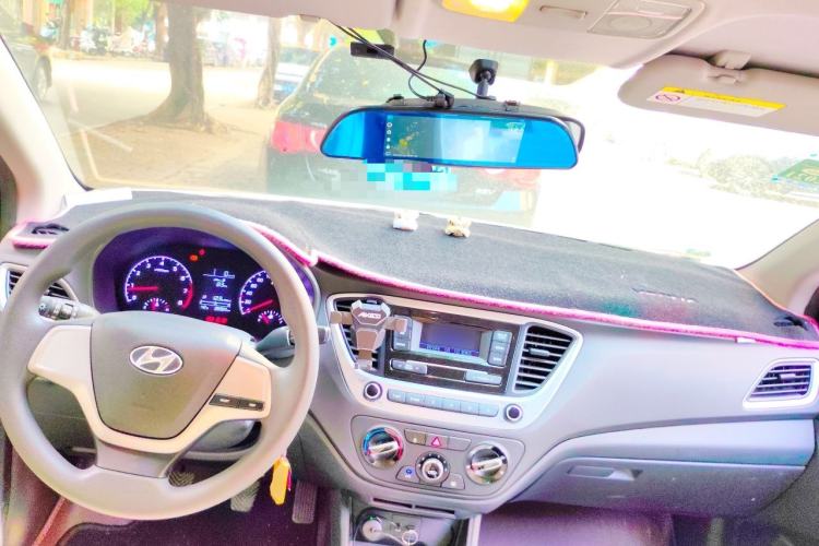 Used Hyundai Verna (new generation) 2016 1.4L Manual Cool Edition GLS Center Console
