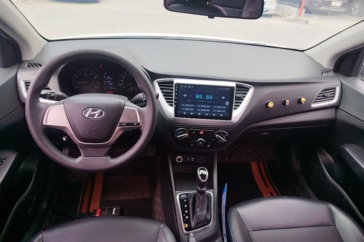 Used Hyundai Verna (new generation) 2016 1.4L Automatic Cool Edition GLS Center Console