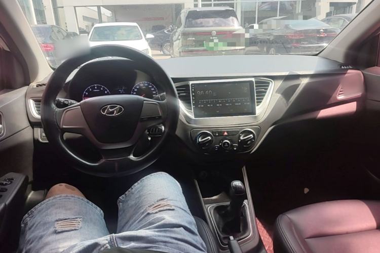 Used Hyundai Verna (new generation) 2016 1.4L Manual Cool Edition GLS Center Console