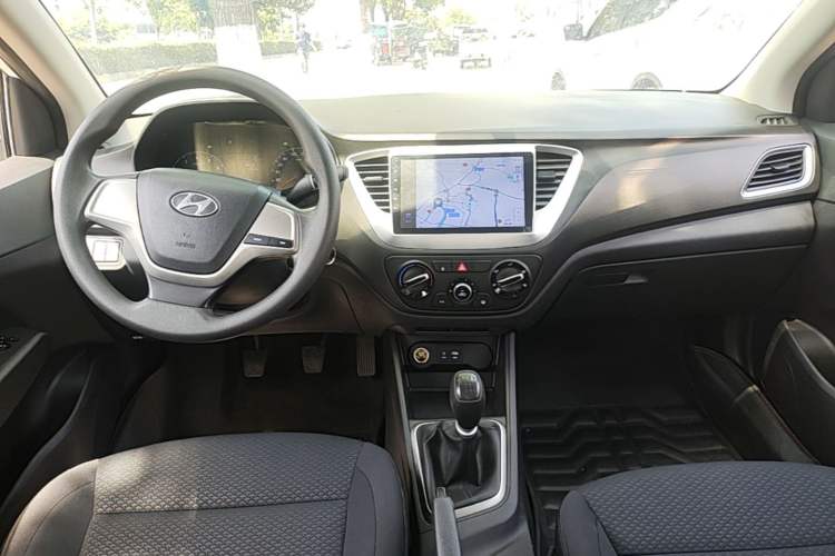 Used Hyundai Verna (new generation) 2016 1.4L Manual Cool Edition GLS Center Console