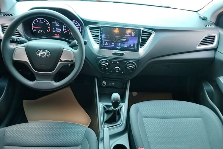 Used Hyundai Verna (new generation) 2016 1.4L Manual Cool Edition GLS Center Console
