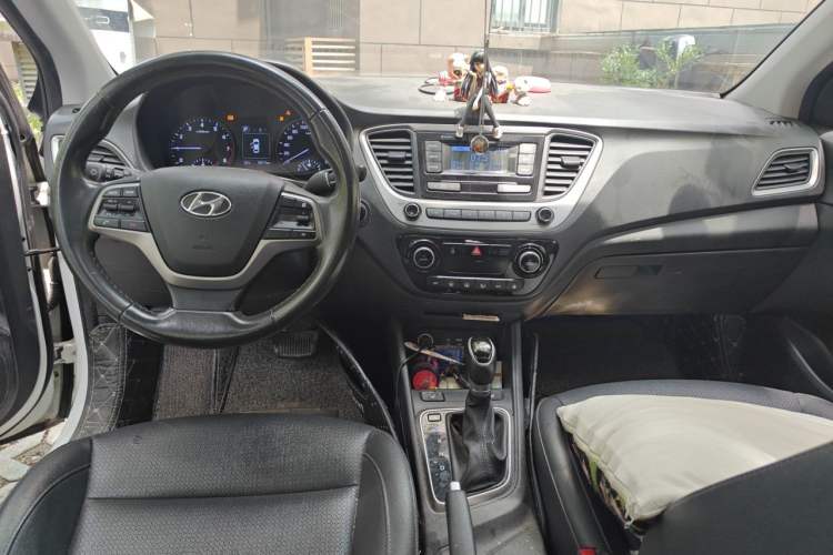 Used Hyundai Verna (new generation) 2016 1.6L Automatic Elite Edition TOP Center Console