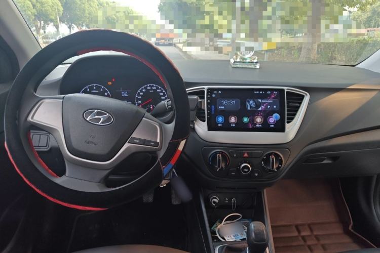 Used Hyundai Verna (new generation) 2016 1.4L Manual Cool Edition GLS Center Console