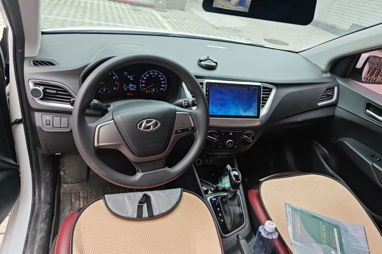 Used Hyundai Verna (new generation) 2016 1.4L Automatic Cool Edition GLS Center Console