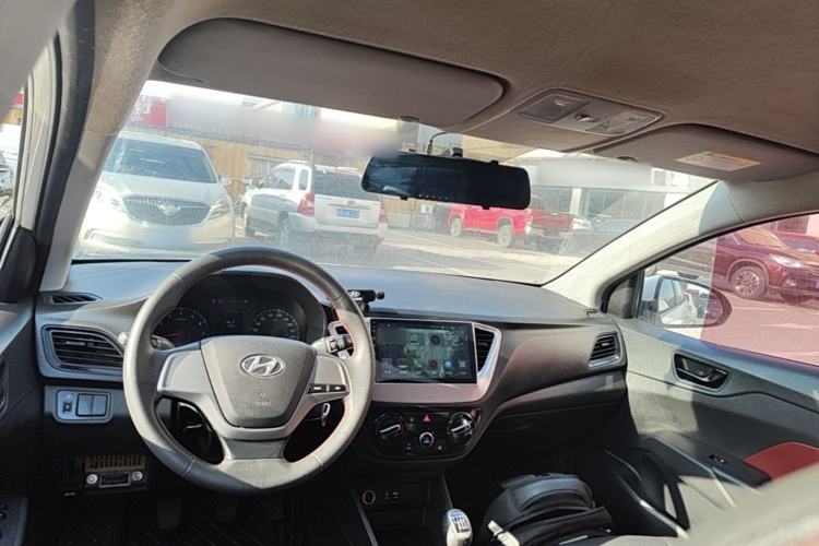 Used Hyundai Verna (new generation) 2016 1.4L Manual Cool Edition GLS Center Console