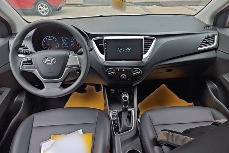 Used Hyundai Verna (new generation) 2016 1.4L Automatic Cool Edition GLS Center Console