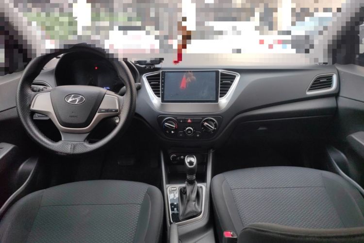 Used Hyundai Verna (new generation) 2016 1.4L Automatic Cool Edition GLS Center Console