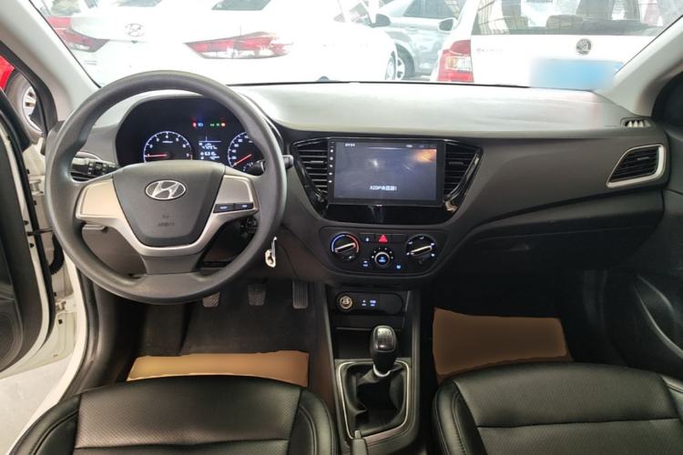 Used Hyundai Verna (new generation) 2016 1.4L Manual Cool Edition GLS Center Console
