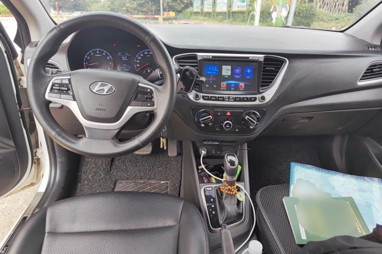 Used Hyundai Verna (new generation) 2016 1.4L Automatic Cool Edition GLS Center Console
