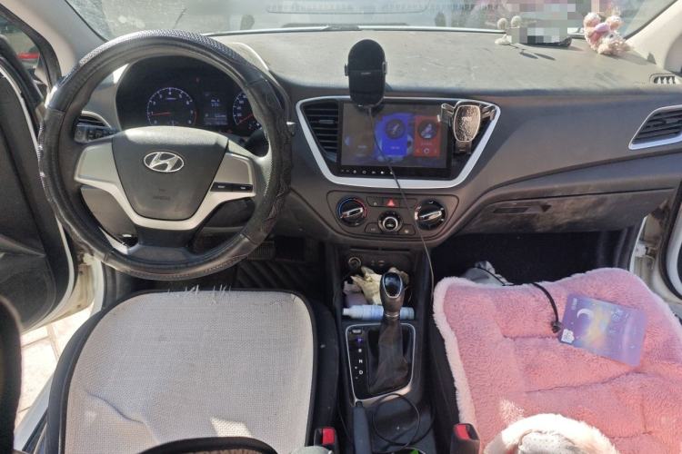 Used Hyundai Verna (new generation) 2016 1.4L Automatic Cool Edition GLS Center Console