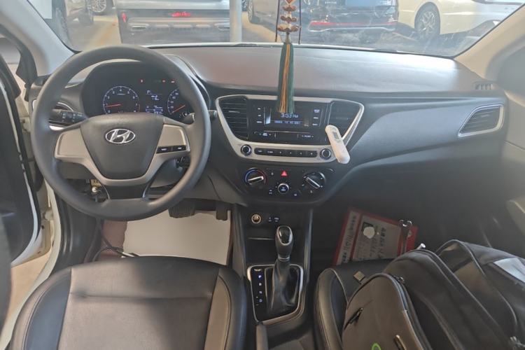 Used Hyundai Verna (new generation) 2016 1.4L Automatic Cool Edition GLS Center Console