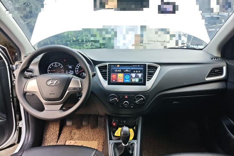 Used Hyundai Verna (new generation) 2016 1.4L Manual Cool Edition GLS Center Console