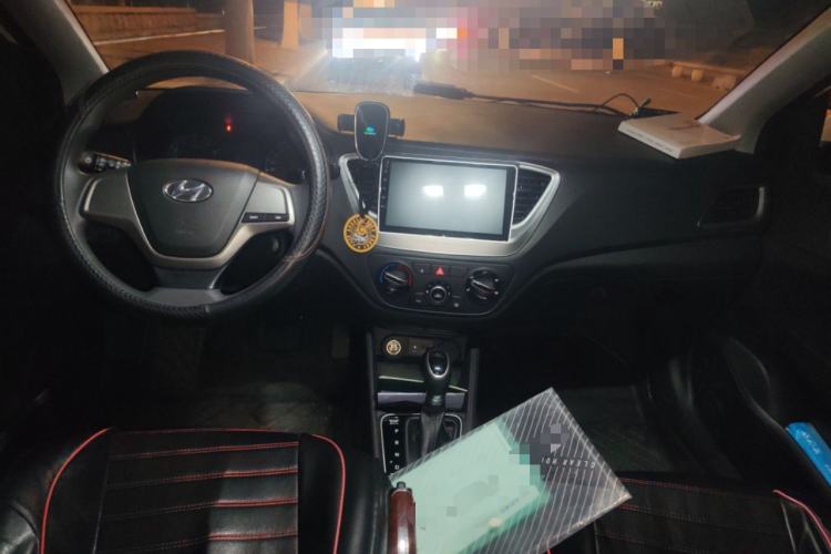 Used Hyundai Verna (new generation) 2016 1.4L Automatic Cool Edition GLS Center Console