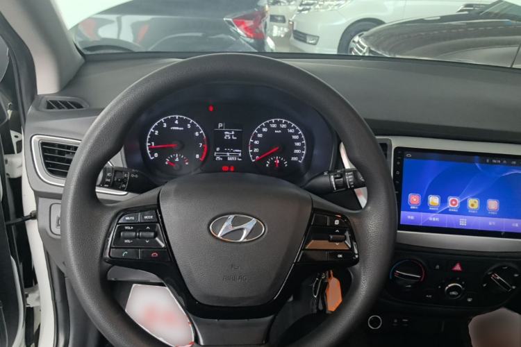 Used Hyundai Verna (new generation) 2016 1.4L Automatic Cool Edition GLS Center Console
