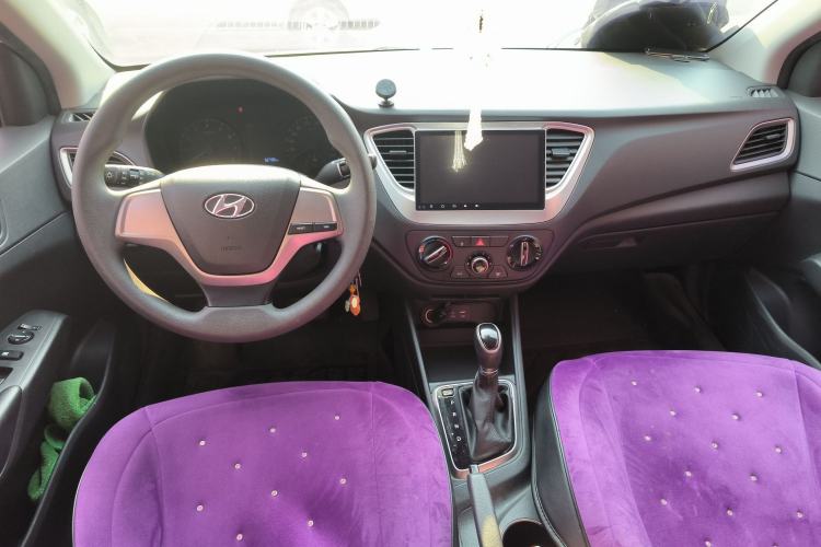 Used Hyundai Verna (new generation) 2016 1.4L Automatic Cool Edition GLS Center Console