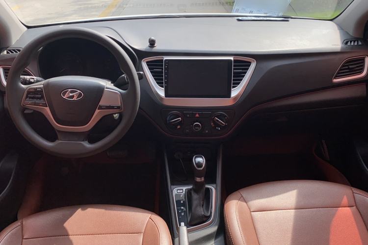 Used Hyundai Verna (new generation) 2016 1.4L Automatic Cool Edition GLS Center Console