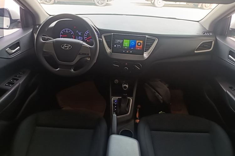 Used Hyundai Verna (new generation) 2016 1.4L Automatic Cool Edition GLS Center Console