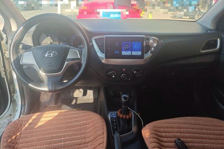 Used Hyundai Verna (new generation) 2016 1.4L Automatic Cool Edition GLS Center Console