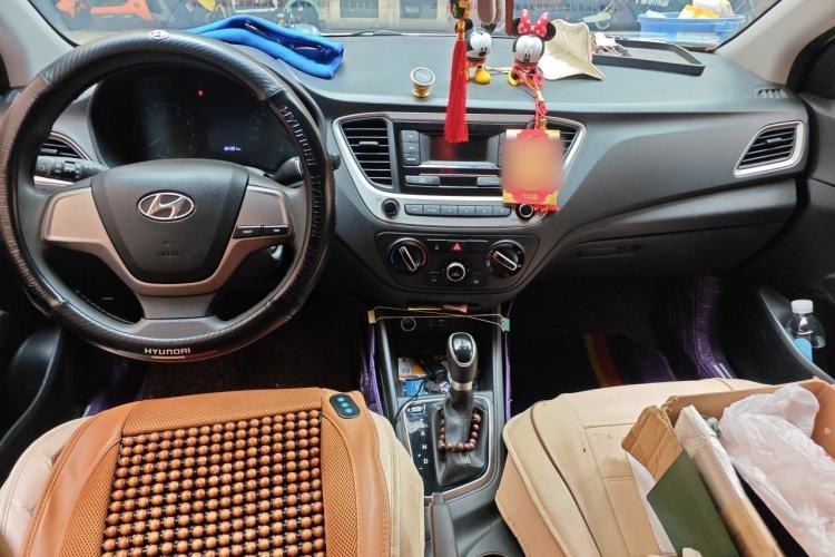 Used Hyundai Verna (new generation) 2016 1.4L Automatic Cool Edition GLS Center Console