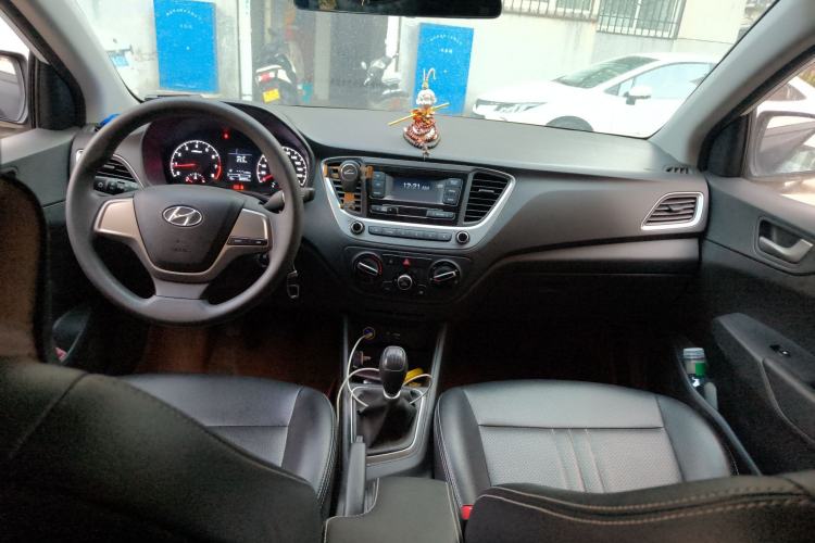 Used Hyundai Verna (new generation) 2016 1.4L Manual Cool Edition GLS Center Console
