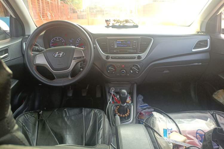 Used Hyundai Verna (new generation) 2016 1.4L Manual Cool Edition GLS Center Console