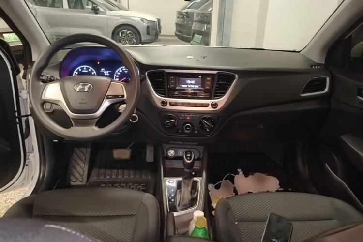 Used Hyundai Verna (new generation) 2016 1.4L Automatic Cool Edition GLS Center Console