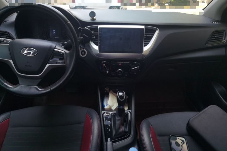 Used Hyundai Verna (new generation) 2016 1.4L Automatic Cool Edition GLS Center Console
