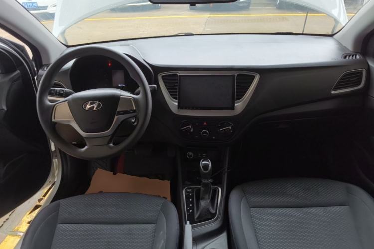 Used Hyundai Verna (new generation) 2016 1.4L Automatic Cool Edition GLS Center Console