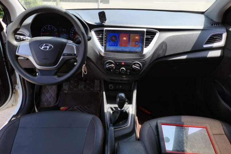 Used Hyundai Verna (new generation) 2016 1.4L Manual Cool Edition GLS Center Console