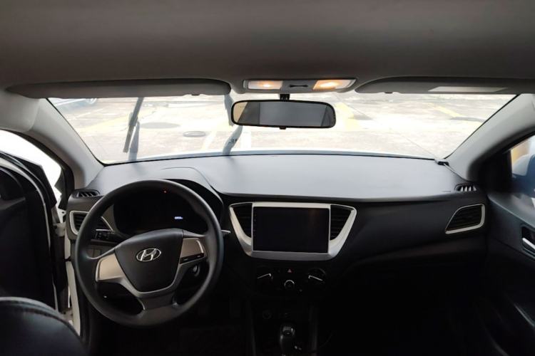 Used Hyundai Verna (new generation) 2016 1.4L Manual Cool Edition GLS Center Console