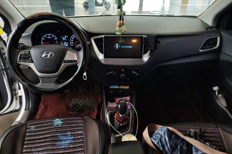 Used Hyundai Verna (new generation) 2016 1.4L Manual Cool Edition GLS Center Console