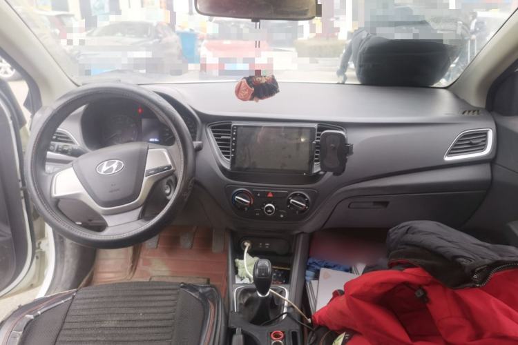 Used Hyundai Verna (new generation) 2016 1.4L Manual Cool Edition GLS Center Console