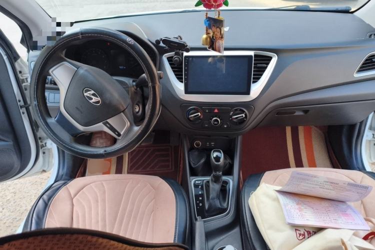 Used Hyundai Verna (new generation) 2016 1.4L Automatic Cool Edition GLS Center Console