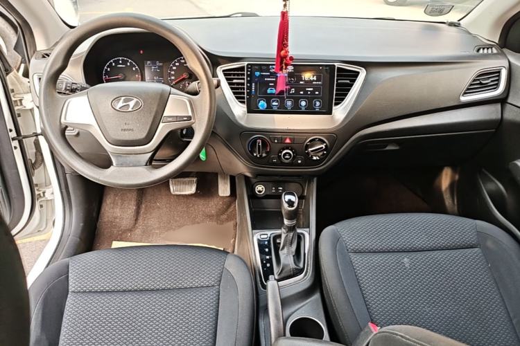 Used Hyundai Verna (new generation) 2016 1.4L Automatic Cool Edition GLS Center Console