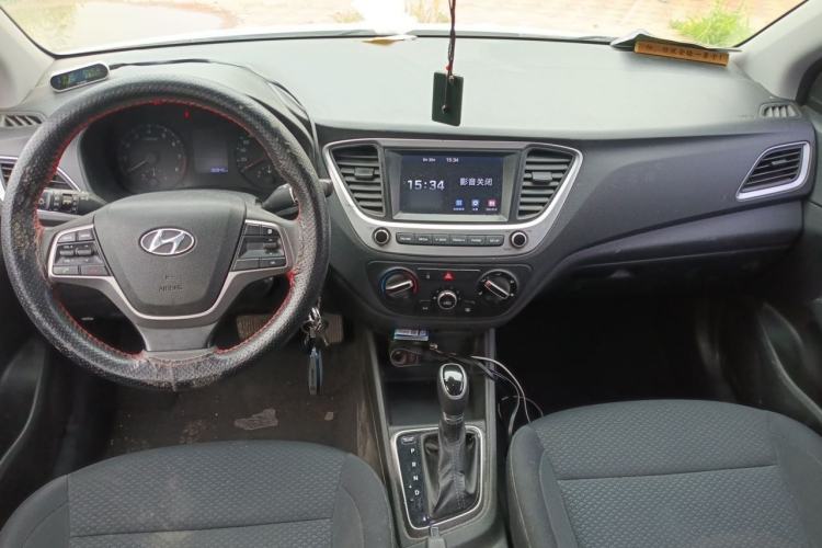 Used Hyundai Verna (new generation) 2016 1.4L Automatic Cool Edition GLS Center Console