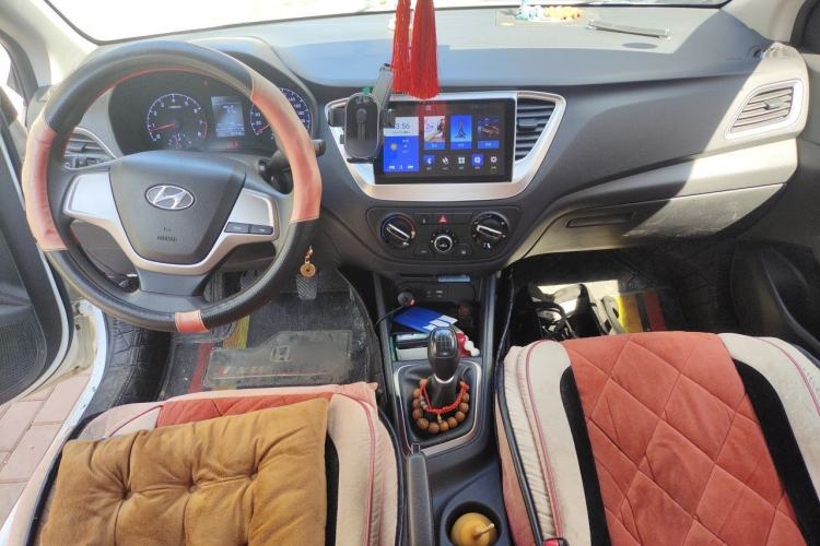 Used Hyundai Verna (new generation) 2016 1.4L Manual Cool Edition GLS Center Console