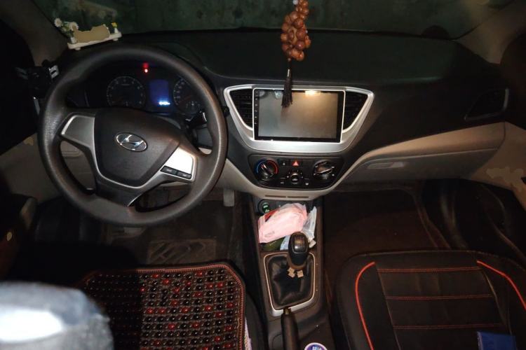 Used Hyundai Verna (new generation) 2016 1.4L Manual Cool Edition GLS Center Console