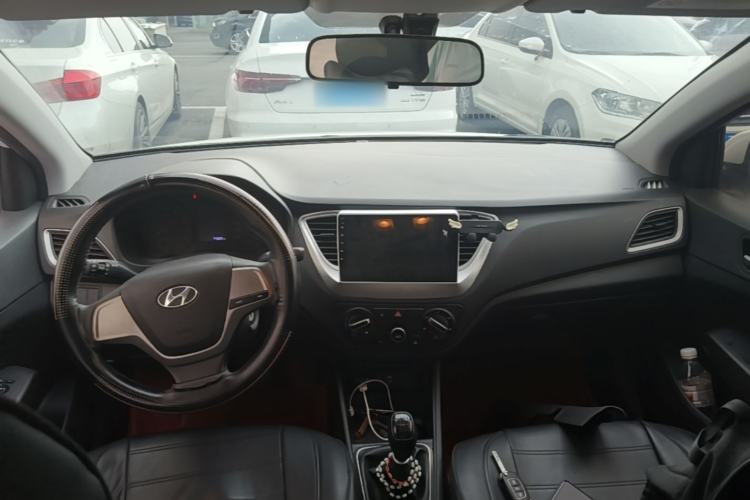 Used Hyundai Verna (new generation) 2016 1.4L Manual Cool Edition GLS Center Console