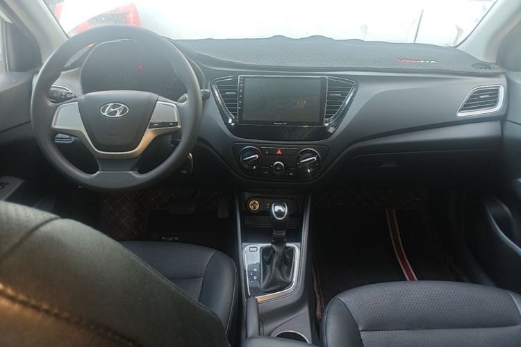 Used Hyundai Verna (new generation) 2016 1.4L Automatic Cool Edition GLS Center Console