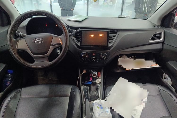 Used Hyundai Verna (new generation) 2016 1.4L Automatic Cool Edition GLS Center Console