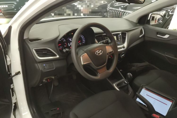 Used Hyundai Verna (new generation) 2016 1.4L Manual Cool Edition GLS Center Console